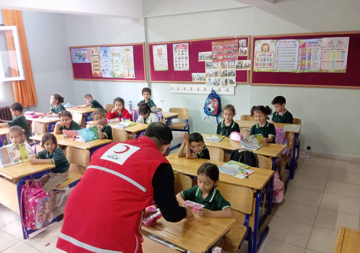 EngelsizHatay's tweet photo. Okullarında ziyaret ettiğimiz gençlerimize; Gönüllülük bilinci ve Kızılay ruhunu,​Afetlerden korunma ve temel ilk yardım bilgileri,​Sıfır atık,geri dönüşüm ve iklim değişikliğini anlattık.Bizi sevgi dolu kalpleriyle karşılayan çocuklarımıza ikramda bulunarak ağızları tatlandırdık https://t.co/JlAujpa9P9
