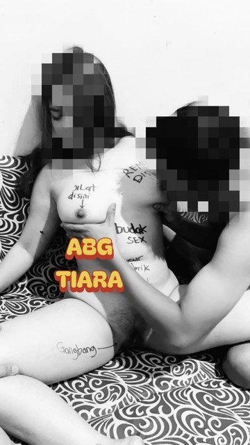 tiarasemprot's tweet photo. suami tiba tiba pulang kerumah bawa temen kerjanya buat puasin aku 😭🥵 https://t.co/QsauDP1LWI