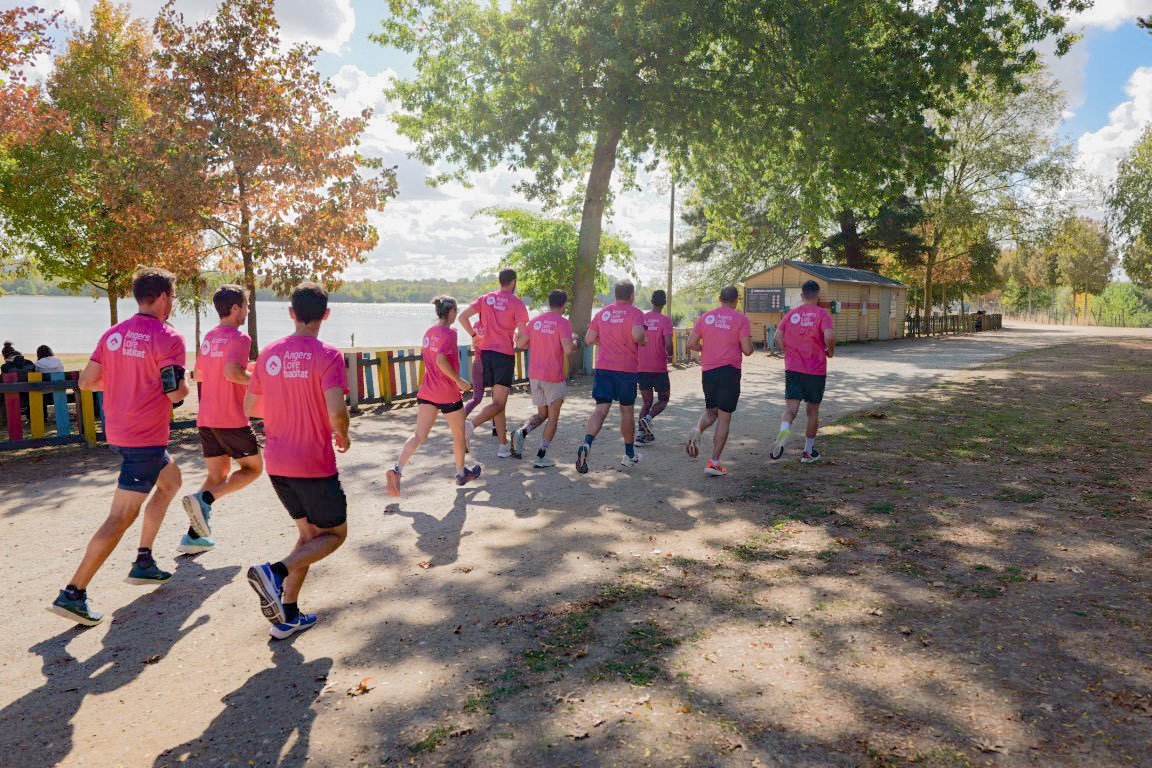 ALH_49's tweet photo. Octobre Rose ça commence aujourd’hui. Les équipes d’@ALH_49 réunies au lac de Maine à @Angers @LcChristelle pour une marche solidaire en association avec le @comitefeminin49 Tous unis contre le cancer du sein https://t.co/kxxbzRHP2G