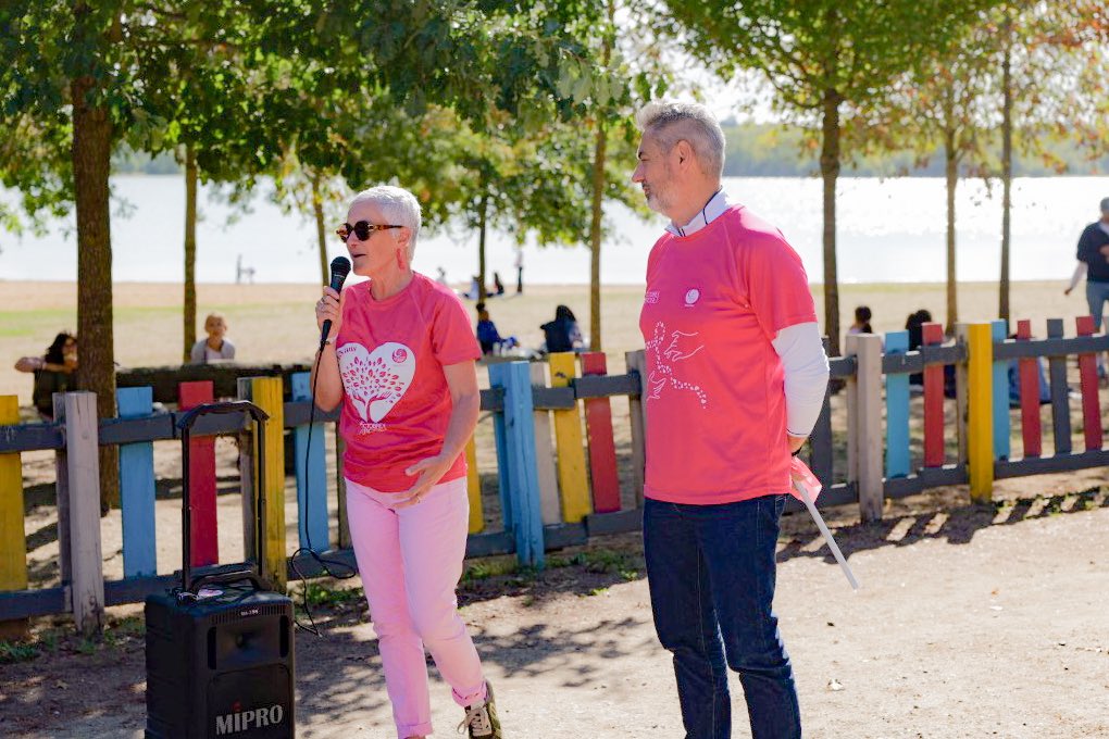 ALH_49's tweet photo. Octobre Rose ça commence aujourd’hui. Les équipes d’@ALH_49 réunies au lac de Maine à @Angers @LcChristelle pour une marche solidaire en association avec le @comitefeminin49 Tous unis contre le cancer du sein https://t.co/kxxbzRHP2G
