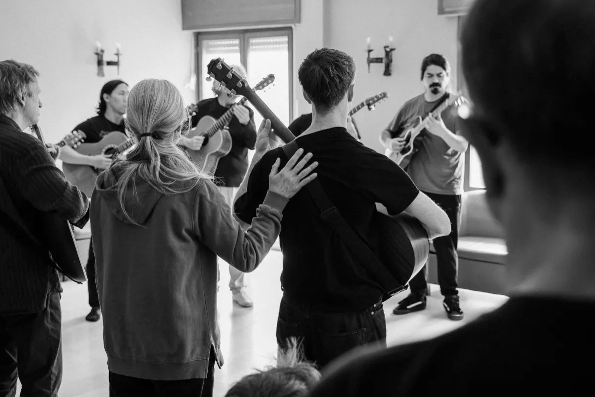 frippofficial's tweet photo. We each do what we can, and do what we need to do to maintain ourselves…
https://t.co/WkKsu7nZko
Photo by Pablo Mandel, at a Guitar Craft &amp; The Guitar Circle course in 2025, in Italy: https://t.co/QrtinSfFA2 https://t.co/hUGVOe2Wdj
