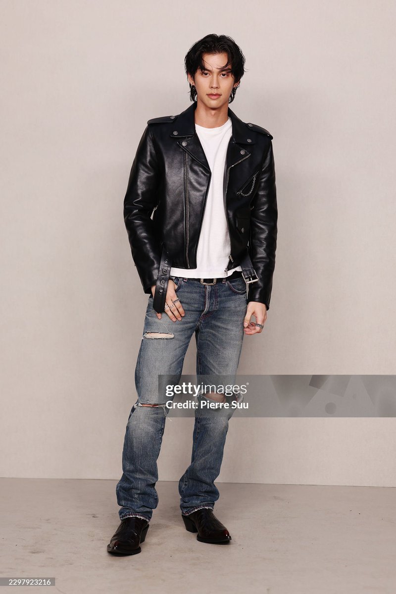 CinemaSerieNews's tweet photo. #BrightVachirawit (@bbrightvc) con un elegante conjunto de cuero y mezclilla mientras asistía al #DesfilePrimaveraVerano2027AcneStudios (@acnestudios) en París, Francia #BRIGHTCONACNESTUDIOS #AcneStudiosSS27xBRIGHT #bbrightvc #AcneStudiosSS27 #AcneStudios #Tendencia #Moda2027 https://t.co/lNElkY2eOr