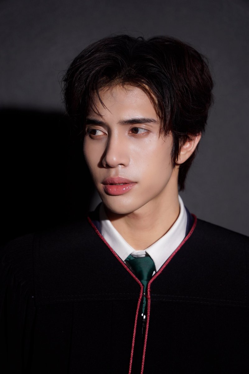 wooooyd's tweet photo. ขอนอกเรื่องซีรีส์นิดนึงนะครับ คือผมใช้ชีวิตในมหาวิทยาลัยนานกว่าคนอื่น แต่ผมก็ดีใจนะที่ผ่านมาได้ เลือกที่จะไปต่างประเทศสองครั้ง เห็นเพื่อนจบกันไปก่อน  แต่มันเป็นการตัดสินใจของผมเอง ขอบคุณพ่อกับแม่มากๆนะ ที่ไม่ว่าภูมิจะเลือกเส้นทางไหนก็พร้อมที่จะซัพพอร์ตตลอด ภูมิเรียนจบแล้วนะครับ https://t.co/9BnWjI0era