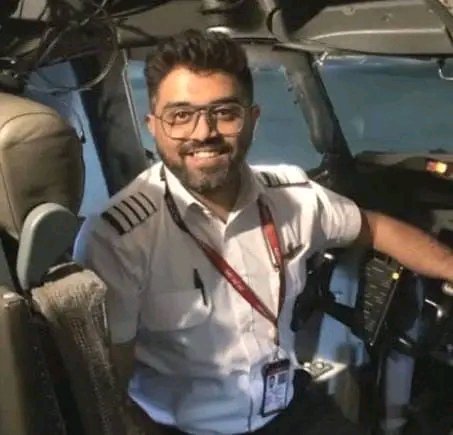 MaanojTanti's tweet photo. #Salute_to_a_Real_Indian_Hero !
पूरे देश के साथ कैप्टन स्मित मच्छर के अदम्य साहस और सूझबूझ को नमन करता हूँ।
गंभीर खतरे के सामने उनके निस्वार्थ और साहसिक कदम ने एक बड़ी त्रासदी को टाल दिया और 174 अनमोल जिंदगियाँ बचाईं। भारत को अपने इस वीर सपूत पर अपार गर्व है।
#captsmitmachchar
@PMOIndia