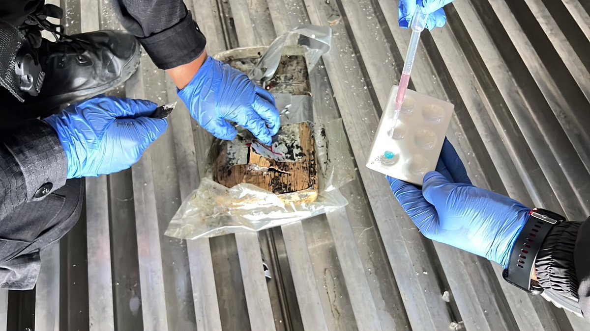 JohnReimberg's tweet photo. OPERACIÓN CERO IMPUNIDAD 32189

INCAUTADA COCAÍNA OCULTA EN CONTENEDOR CON DESTINO A ALEMANIA

El operativo fue ejecutado por la Policía Nacional en Posorja donde se intervino un contenedor con cargamento de exportación, en cuyos paneles internos fueron encontrados 37 paquetes de cocaína que tendrían como destino Alemania. 

Este cargamento equivale a 357.050 dosis  y su valor en el mercado europeo es de USD 1.67 millones. 
El representante de la empresa exportadora fue apresado. 

La droga fue ingresada bajo cadena de custodia al centro de acopio correspondiente para continuar con las investigaciones y determinar responsabilidades dentro de este caso de tráfico internacional de sustancias sujetas a fiscalización.

Seguimos trabajando.