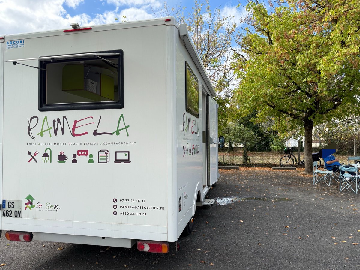 lebimsa's tweet photo. « C’est une bouger d’oxygène »
Près du camion, chacun peut s’extraire le temps d’un instant d’un quotidien difficile, profiter d’une douche chaude, d’un espace pour manger ou se connecter à internet, de conseils ou simplement d’une pause conviviale autour d’un café https://t.co/LAJa54LLXM