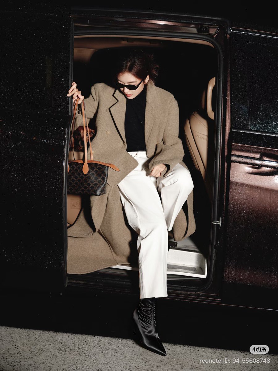 anut_ging4940's tweet photo. Celine girl shining in Paris.
ซุยๆเดินทางเข้าปารีสเพื่อเข้าร่วมงานปารีสแฟชั่นวีค เซฟไฟล์น้าา เจิดจรัสให้สมมงเลย🍑
#SunQian https://t.co/GKzUt6l8ne