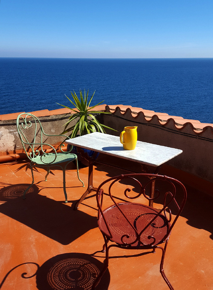 NorikoDelnkbx's tweet photo. La brisa del mar mediterráneo me acaricia mientras tomo un café recién hecho en una pequea terraza de Valencia. Cada momento aquí se siente como un regalo! https://t.co/I2NVZPV0KK