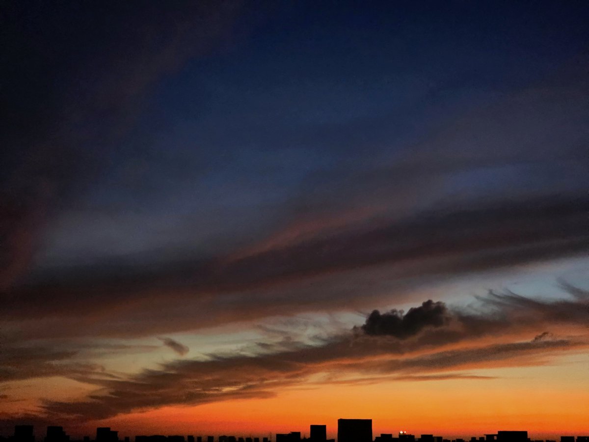 RedAcc0unt's tweet photo. Sunset https://t.co/7L5gq4LyRq