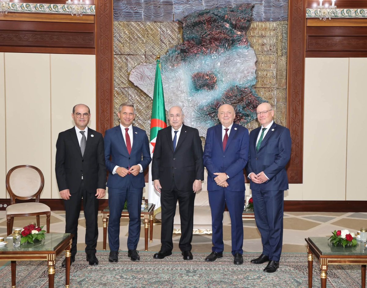 Algeria_MFA's tweet photo. #صور: رئيس الجمهورية، السيد @TebbouneAmadjid يستقبل وزراء الطاقة لدول النمسا، ألمانيا، إيطاليا وتونس، المنخرطة في مشروع الممر الجنوبي للهيدروجين (SouthH2).

https://t.co/XKvSZ5fmof https://t.co/v8WP9jUHk1