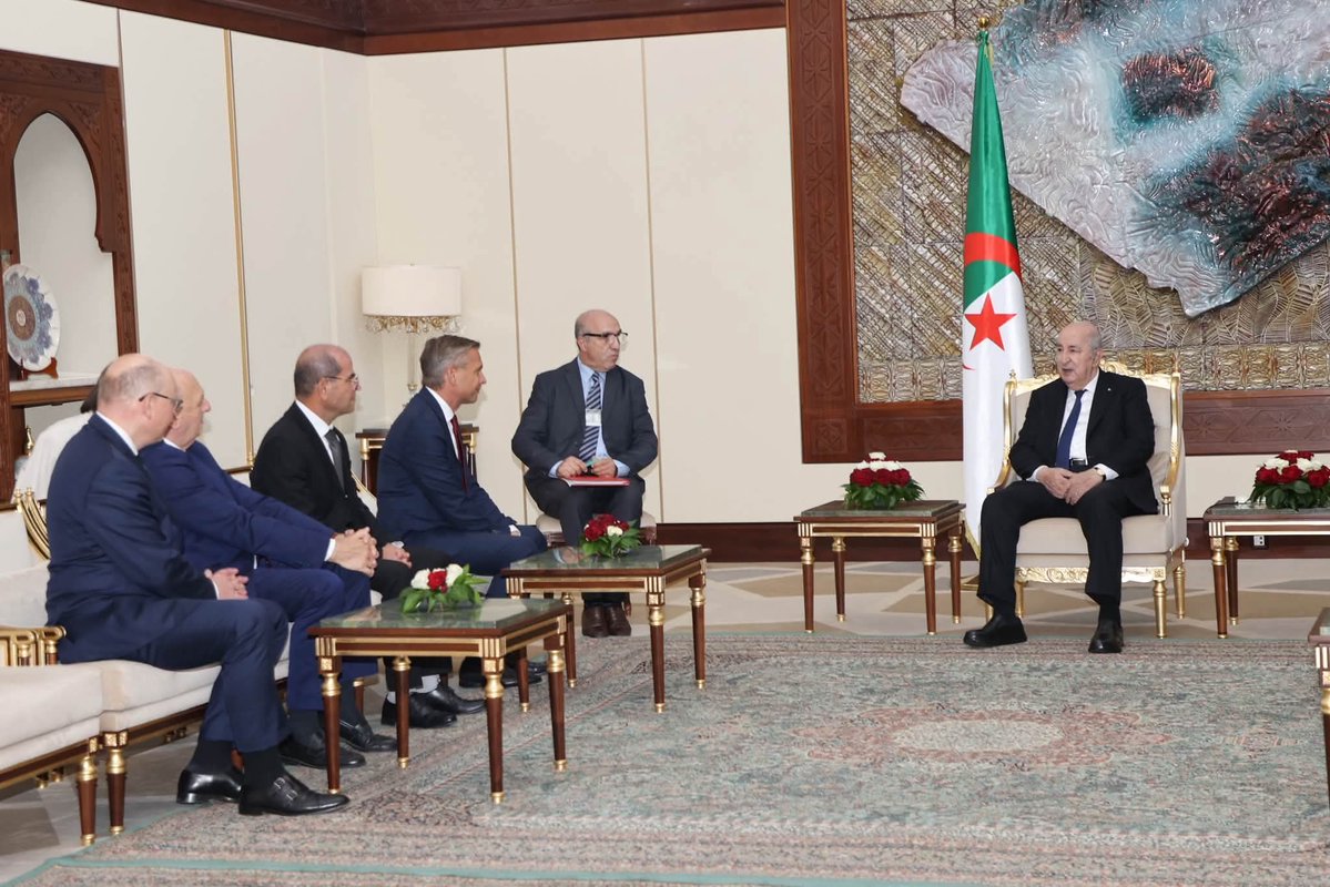 Algeria_MFA's tweet photo. #صور: رئيس الجمهورية، السيد @TebbouneAmadjid يستقبل وزراء الطاقة لدول النمسا، ألمانيا، إيطاليا وتونس، المنخرطة في مشروع الممر الجنوبي للهيدروجين (SouthH2).

https://t.co/XKvSZ5fmof https://t.co/v8WP9jUHk1