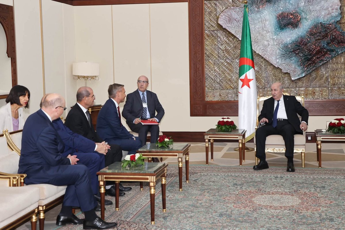 Algeria_MFA's tweet photo. #صور: رئيس الجمهورية، السيد @TebbouneAmadjid يستقبل وزراء الطاقة لدول النمسا، ألمانيا، إيطاليا وتونس، المنخرطة في مشروع الممر الجنوبي للهيدروجين (SouthH2).

https://t.co/XKvSZ5fmof https://t.co/v8WP9jUHk1