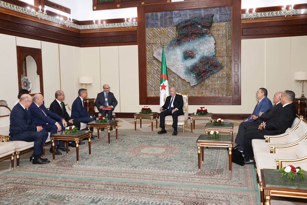 Algeria_MFA's tweet photo. #صور: رئيس الجمهورية، السيد @TebbouneAmadjid يستقبل وزراء الطاقة لدول النمسا، ألمانيا، إيطاليا وتونس، المنخرطة في مشروع الممر الجنوبي للهيدروجين (SouthH2).

https://t.co/XKvSZ5fmof https://t.co/v8WP9jUHk1