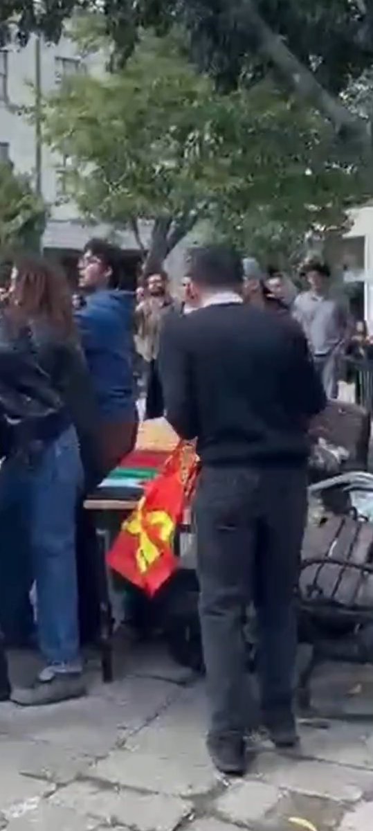 ali527168019631's tweet photo. "Hımmm biz Pdg ve özgür üni paçavraları asalım tepki gelirse Filistin davasını sömürürüz." https://t.co/4Cruv3bRCM
