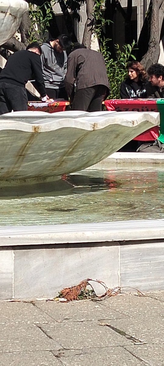 ali527168019631's tweet photo. "Hımmm biz Pdg ve özgür üni paçavraları asalım tepki gelirse Filistin davasını sömürürüz." https://t.co/4Cruv3bRCM