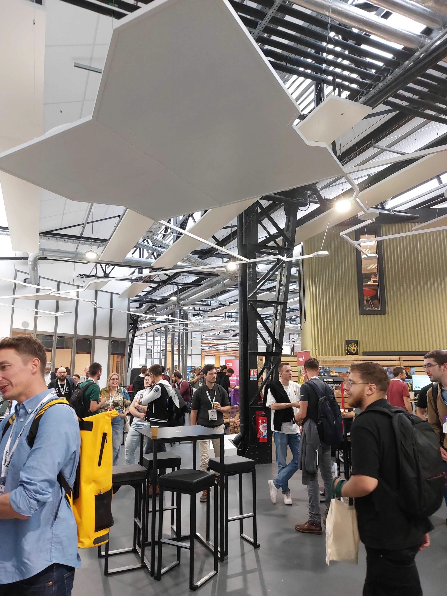 Plusieurs participants au salon Volcamp 