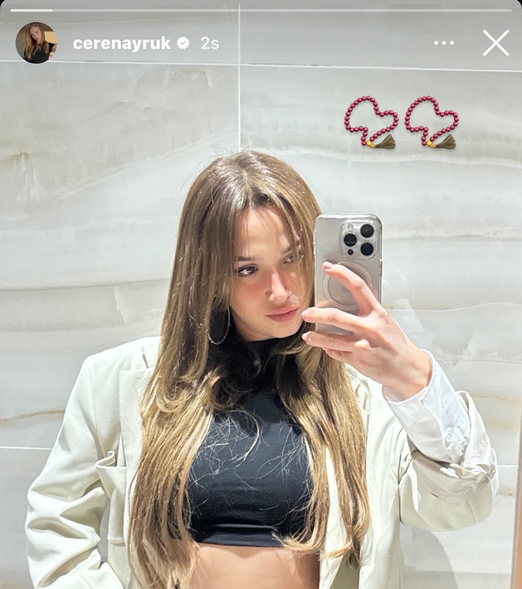 rachelxbll's tweet photo. dün dönen din konularından sonra ne kadarda tesadüfi story yerseeen😂😂 şunun sinsiliğini fazla hafife alıyorsunuz yaptığı kaçıncı algı fanlarını gazlamak dışı vasfı yok bu kadar sm’da geziyorsun o kötü oyunculuğun için de koç tut da gözümüz kanamasın artık😃 #HelinElveren https://t.co/PEecCA656U