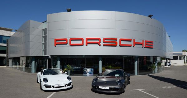 MoneyRadar_FR's tweet photo. 🇩🇪📉 Porsche voit son bénéfice d’exploitation s’effondrer de 93 % en 2025.

👉 Abonne-toi à @MoneyRadar_FR

Dans la foulée, le constructeur allemand se retire de Bugatti Rimac. Il cède ses 45 % de la coentreprise et ses 20,6 % détenus dans Rimac Group, la maison mère croate spécialisée dans l’hypercar électrique.

Les parts sont rachetées par un consortium mené par le fonds new-yorkais HOF Capital, avec BlueFive Capital comme plus gros investisseur. Le montant de la transaction reste confidentiel.

Pourquoi ce retrait ? Porsche a dû revenir sur son plan “tout électrique” face à un marché moins dynamique que prévu. Ce virage lui coûte cher, et la marque veut maintenant concentrer ses moyens sur ses propres modèles : 911, Cayenne, Macan, Taycan.

Côté Bugatti, rien ne change pour les clients. La future Tourbillon et son V16 hybride restent au programme, et Mate Rimac renforce son contrôle sur le groupe qu’il a fondé.

Source : @Carscoop, via RacingZone

Le “tout électrique” était-il une erreur pour les constructeurs ?
