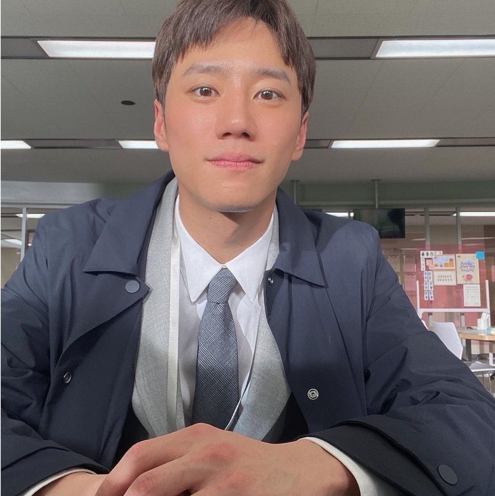 c0olx2's tweet photo. 셀카 못찍는 남자 개웃기고 귀여움 ㅋㅋㅋㅋ 이준영 정지후때 셀카 찍는 거 봐.. 개못찍어ㅠㅋㅋ 아 귀엽다 https://t.co/dXRg4KmFhN