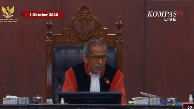 KompasTV's tweet photo. Ahli dari Relawan Gibran Diusir Usai Bilang Sidang PHPU Ilegal, Hakim MK Pertanyakan Kredibilitas dlvr.​it/TVkb4Q https://t.co/aiBIshrJbM