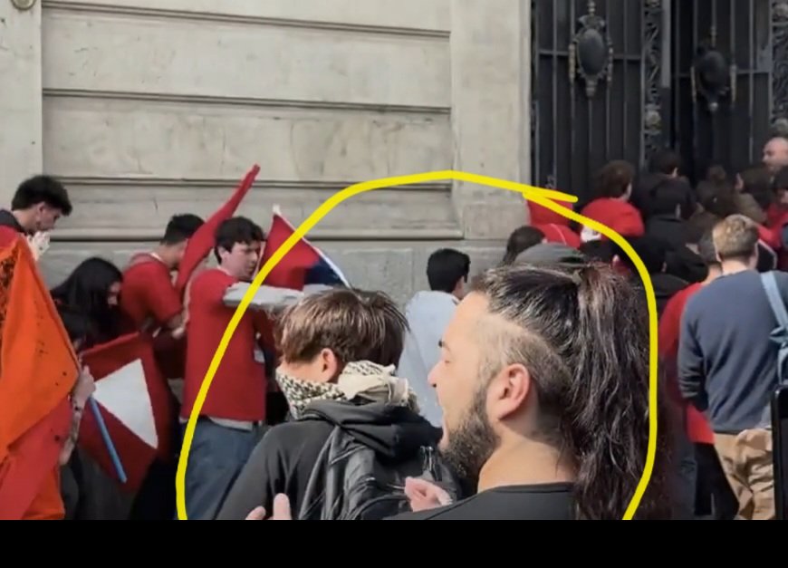 ___Pachi__'s tweet photo. Mientras estudiantes de la UC estaban siendo agredidos por estudiantes zurdos de la confech, ese wn con moño aplaudia riendose https://t.co/QmMgigzsDW