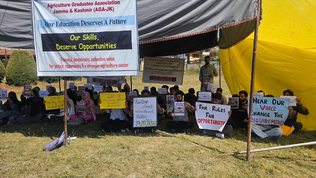 KNSKashmir's tweet photo. #VIDEO || Agriculture Graduates’ peaceful protest entered its 11th day, with protesters awaiting government intervention. They seek revocation of SRO-433 and SRO-442, alleging the recruitment policies have blocked entry-level technical recruitment in J&K Agriculture Production Department for nearly two decades.