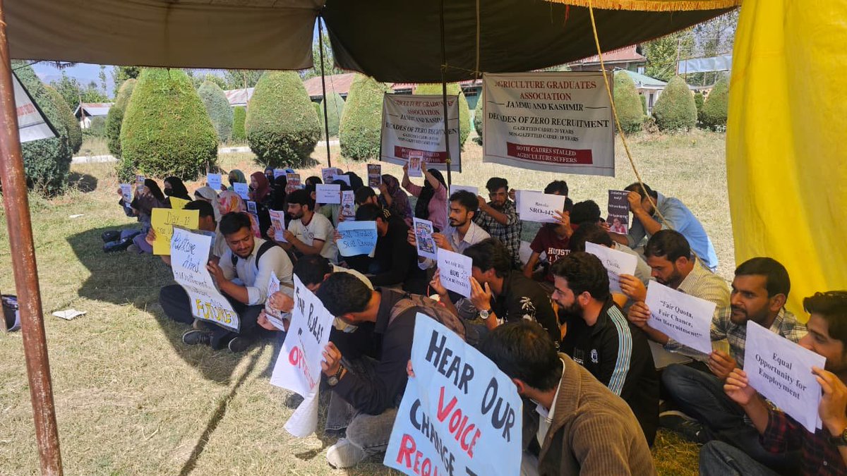 KNSKashmir's tweet photo. #VIDEO || Agriculture Graduates’ peaceful protest entered its 11th day, with protesters awaiting government intervention. They seek revocation of SRO-433 and SRO-442, alleging the recruitment policies have blocked entry-level technical recruitment in J&K Agriculture Production Department for nearly two decades.