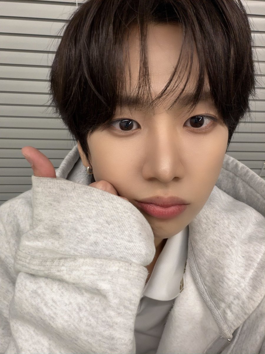 82_bbl's tweet photo. 🐰🫧20261001

9:38 pm 💬 오늘 사인회 하구 왔지요오

9:40 pm 💬 오늘은 더 연습하다가

9:40 pm 💬 들어갈 거 같아

9:43 pm 💬 오늘 사인회에서 우리 다 객관적으로 몇 살 
처럼 보이냐 이런 얘기 했는데

9:43 pm 💬 나 솔직히 몇 살 처럼 보여?

9:45 pm 💬 다양하네 ㅋㄹㅋㄹㅋㄹㅋㄹㅋㄹ

9:46 pm 💬 그냥 진짜 궁금해서 물어봤어 

9:56 pm 💬 진짜 곧 데뷔 3주년인데

9:56 pm 💬 말 안 돼 ㅜㅜ

10:01 pm 💬 3년이면 진짜 긴 시간이야

10:01 pm 💬 [🖼️]

10:01 pm 💬 힘내장 ㅋㅋㅋㅋ

10:01 pm 💬 앞으로도 힘내 봐야지

10:03 pm 💬 연습하러 간다앙

11:47 pm 💬 씻고 누웠어

11:47 pm 💬 캐리어 싸기 귀찮다

11:49 pm 💬 난 너무 게을러

11:52 pm 💬 짐 싸고 자러 갈게에

11:52 pm 💬 미리 잘 자아