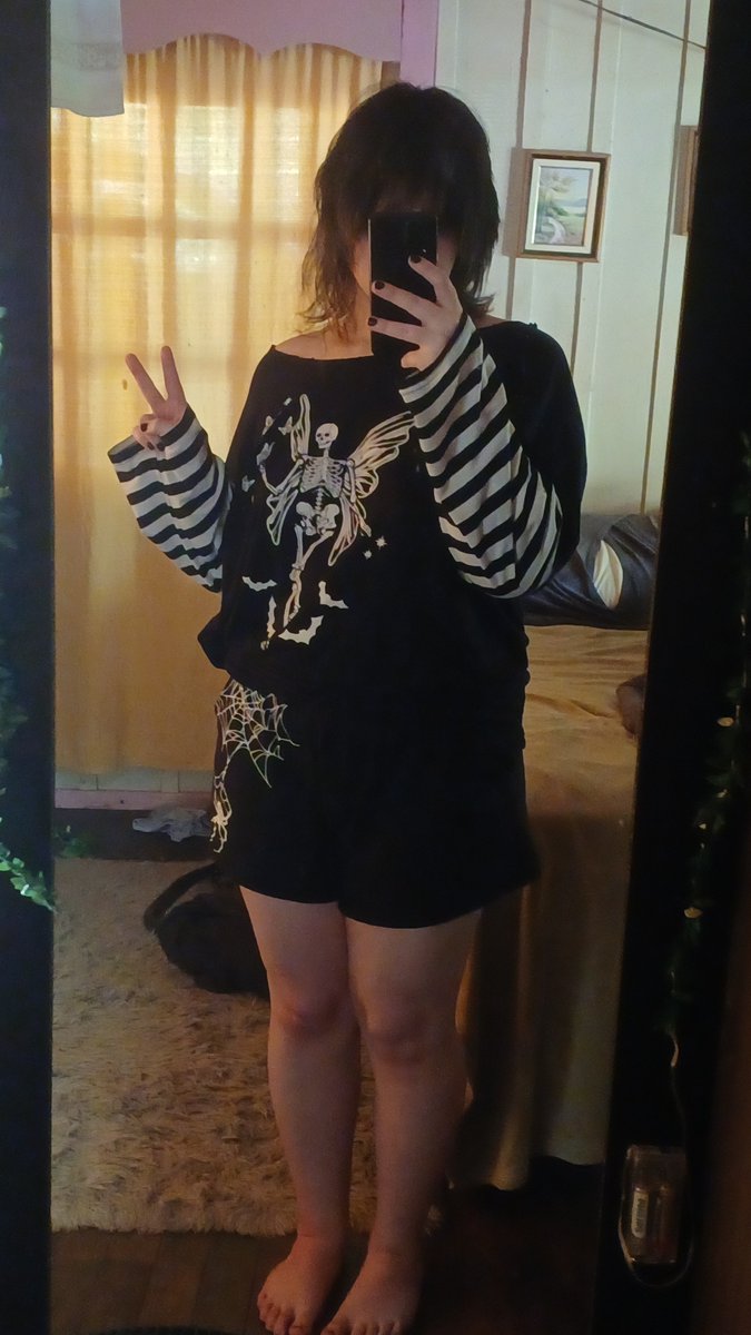 gothick_vampy's tweet photo. i'm soo sleepy guys 💤

#femboy #tgirl #trans #goth https://t.co/O2jHVn1xiN