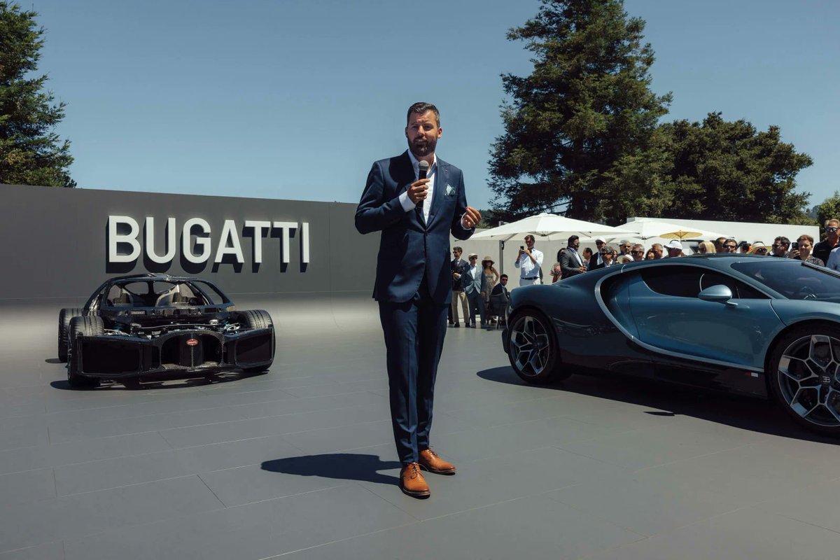 MoneyRadar_FR's tweet photo. 🇩🇪📉 Porsche voit son bénéfice d’exploitation s’effondrer de 93 % en 2025.

👉 Abonne-toi à @MoneyRadar_FR

Dans la foulée, le constructeur allemand se retire de Bugatti Rimac. Il cède ses 45 % de la coentreprise et ses 20,6 % détenus dans Rimac Group, la maison mère croate spécialisée dans l’hypercar électrique.

Les parts sont rachetées par un consortium mené par le fonds new-yorkais HOF Capital, avec BlueFive Capital comme plus gros investisseur. Le montant de la transaction reste confidentiel.

Pourquoi ce retrait ? Porsche a dû revenir sur son plan “tout électrique” face à un marché moins dynamique que prévu. Ce virage lui coûte cher, et la marque veut maintenant concentrer ses moyens sur ses propres modèles : 911, Cayenne, Macan, Taycan.

Côté Bugatti, rien ne change pour les clients. La future Tourbillon et son V16 hybride restent au programme, et Mate Rimac renforce son contrôle sur le groupe qu’il a fondé.

Source : @Carscoop, via RacingZone

Le “tout électrique” était-il une erreur pour les constructeurs ?
