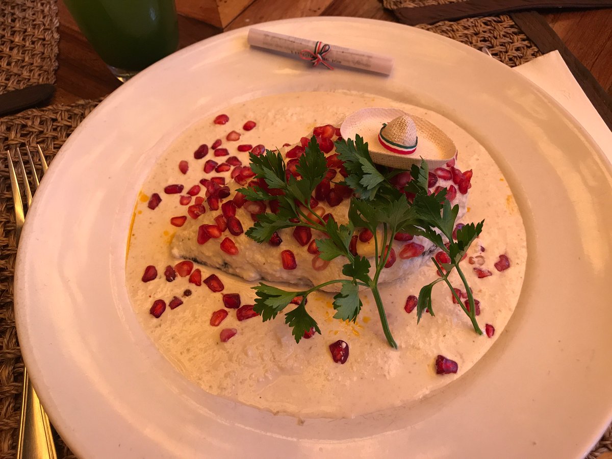 RosalinaDeyel's tweet photo. Feliz Día de la Independencia! Nuestro menú especial de hoy tiene chiles en nogada, dulces típicos y café de origen local: el sabor patrio que te alegra el día. https://t.co/V7FDznoNti
