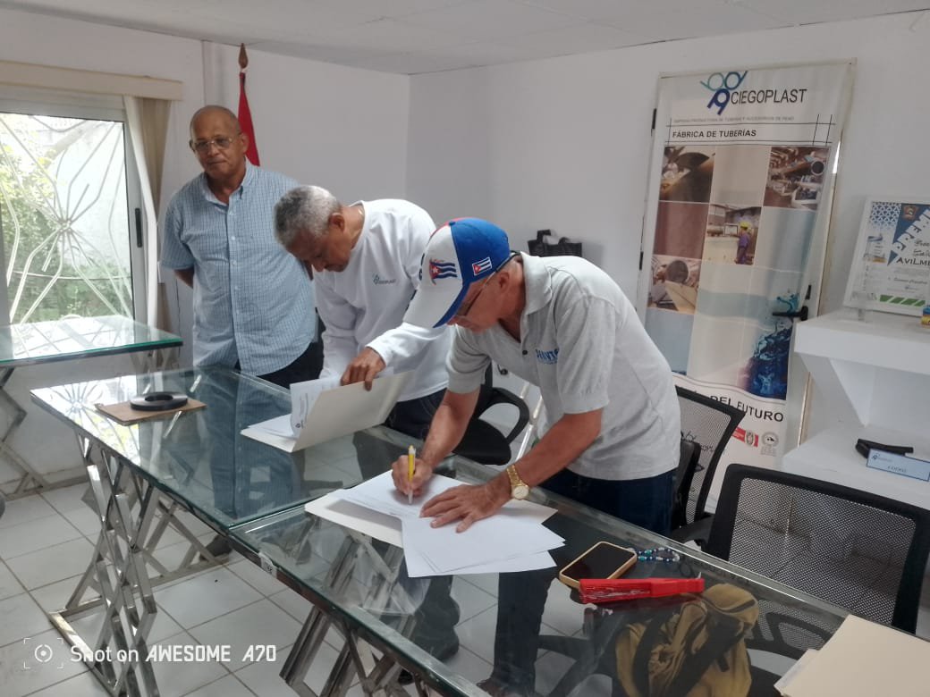 Katia_Arencibia's tweet photo. En el marco de la jornada las empresas SERVETS y CIEGOPLAST realizan firma de convenio. 
#InnovarEsCrecer
#100X50 https://t.co/aRWqUQd17m