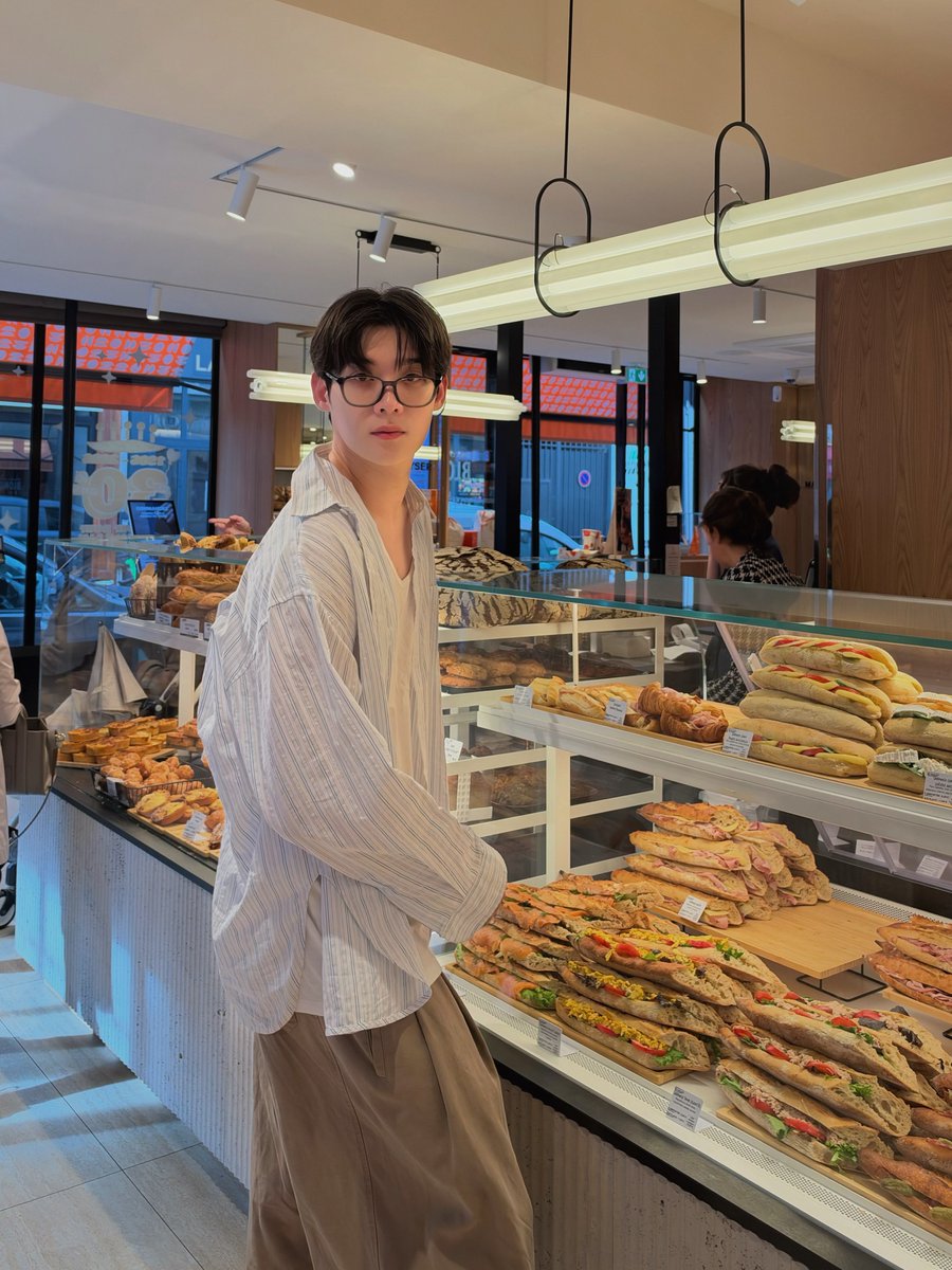 only4tjwy's tweet photo. 오 모자 안 쓰기도 했구나
호기심 가득한 소년 같아서 귀여워주금◠‿◠

WELCOME KIM YOON SIK TO PARIS
#YOONSIKPFWSS27
#KIMYOONSIKINPARIS https://t.co/R0RXkXjYae