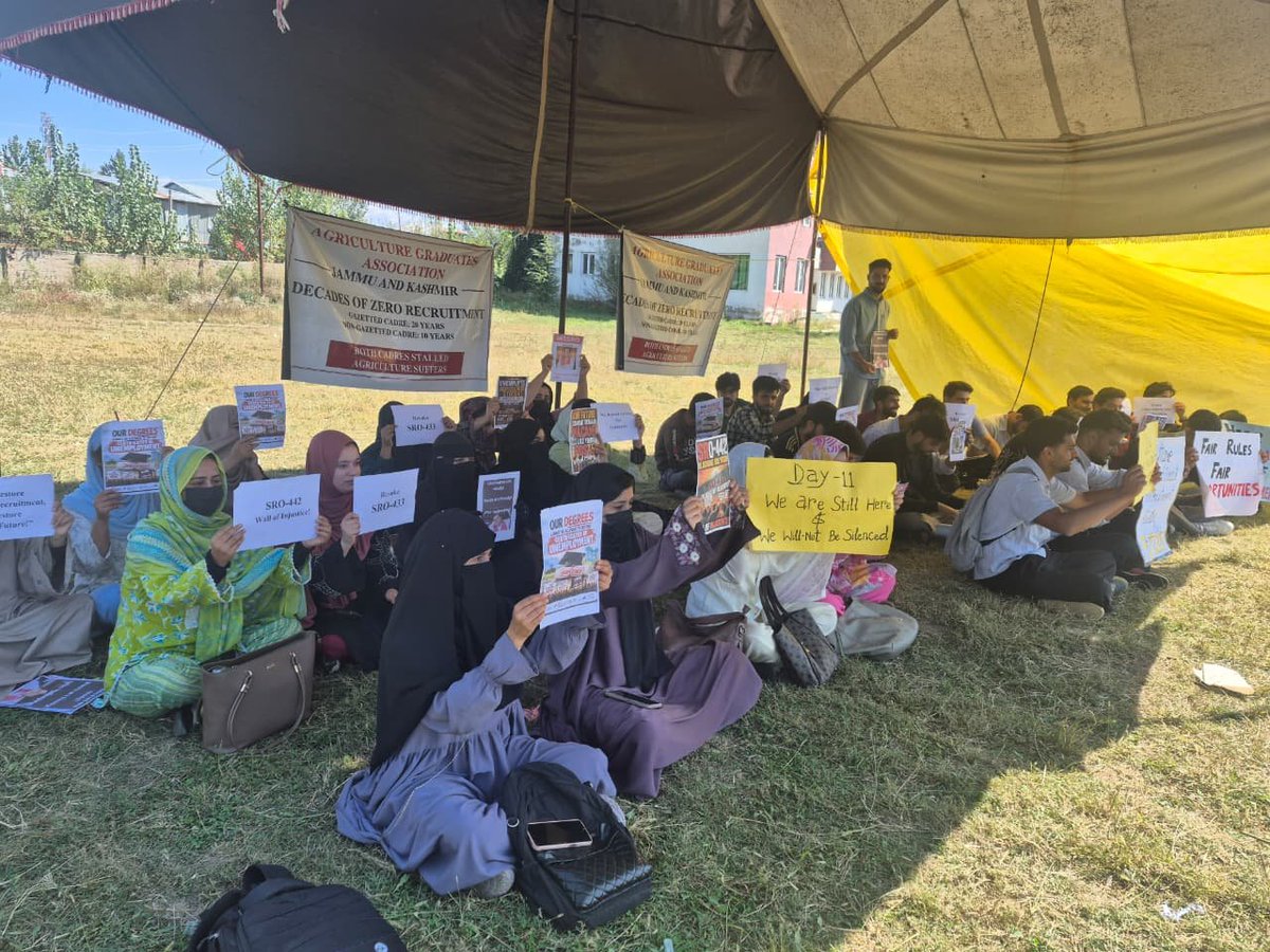 KNSKashmir's tweet photo. #VIDEO || Agriculture Graduates’ peaceful protest entered its 11th day, with protesters awaiting government intervention. They seek revocation of SRO-433 and SRO-442, alleging the recruitment policies have blocked entry-level technical recruitment in J&K Agriculture Production Department for nearly two decades.