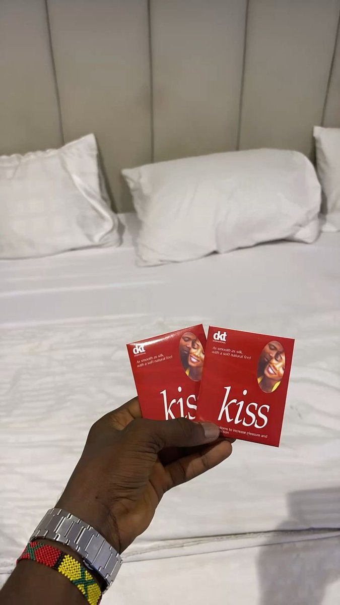 _bighussla's tweet photo. Which one does it for you?

Kiss.                                Or.                          Gold. https://t.co/8pMABwnbvj
