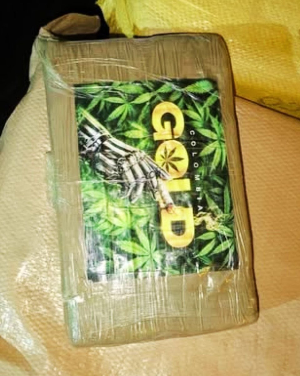 DefensaEc's tweet photo. 🚨 ¡NARCOS DEJARON USD 6,5 MILLONES EN DROGA BOTADA!

Vieron el control militar y aceleraron. La fuga terminó con una camioneta abandonada y 1,3 toneladas de presunta marihuana.

Sus ocupantes habían escapado, dejando 24 bultos de droga, valorados en más de USD 6,5 millones. https://t.co/euBJvh2PQz
