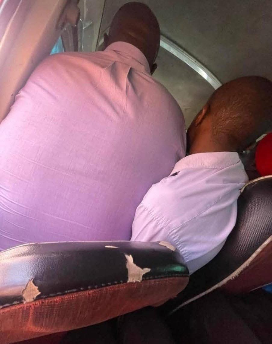 Dauditv's tweet photo. Na watu wengine inafaaa mujibebe kwa mgari zenu ona ata sasa sipumui aaah🤌🤌🫴 https://t.co/hz5uSseyh1