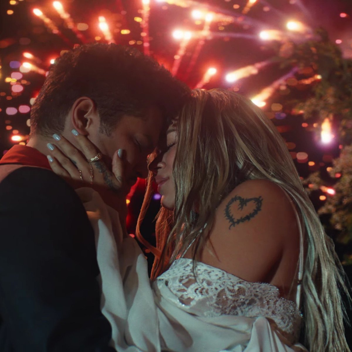 cairo1311's tweet photo. 🚨 Karol G y Bruno Mars SE ACABAN DE CASAR! 💍 https://t.co/JhCoENeL47