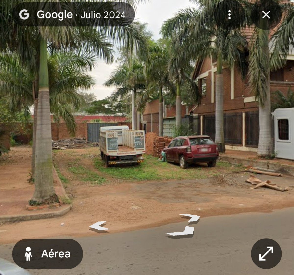 TheOrlandini's tweet photo. Dato curioso en Google Maps:

- Las imágenes de Street View, fueron tomadas en 2024. Y desde ese momento, el camioncito blanco y la camioneta bordó permanecen en el mismo lugar hasta hoy. Ambos vehículos están abandonados, al igual que la casa de la izquierda. https://t.co/T2Nbx4BMCt