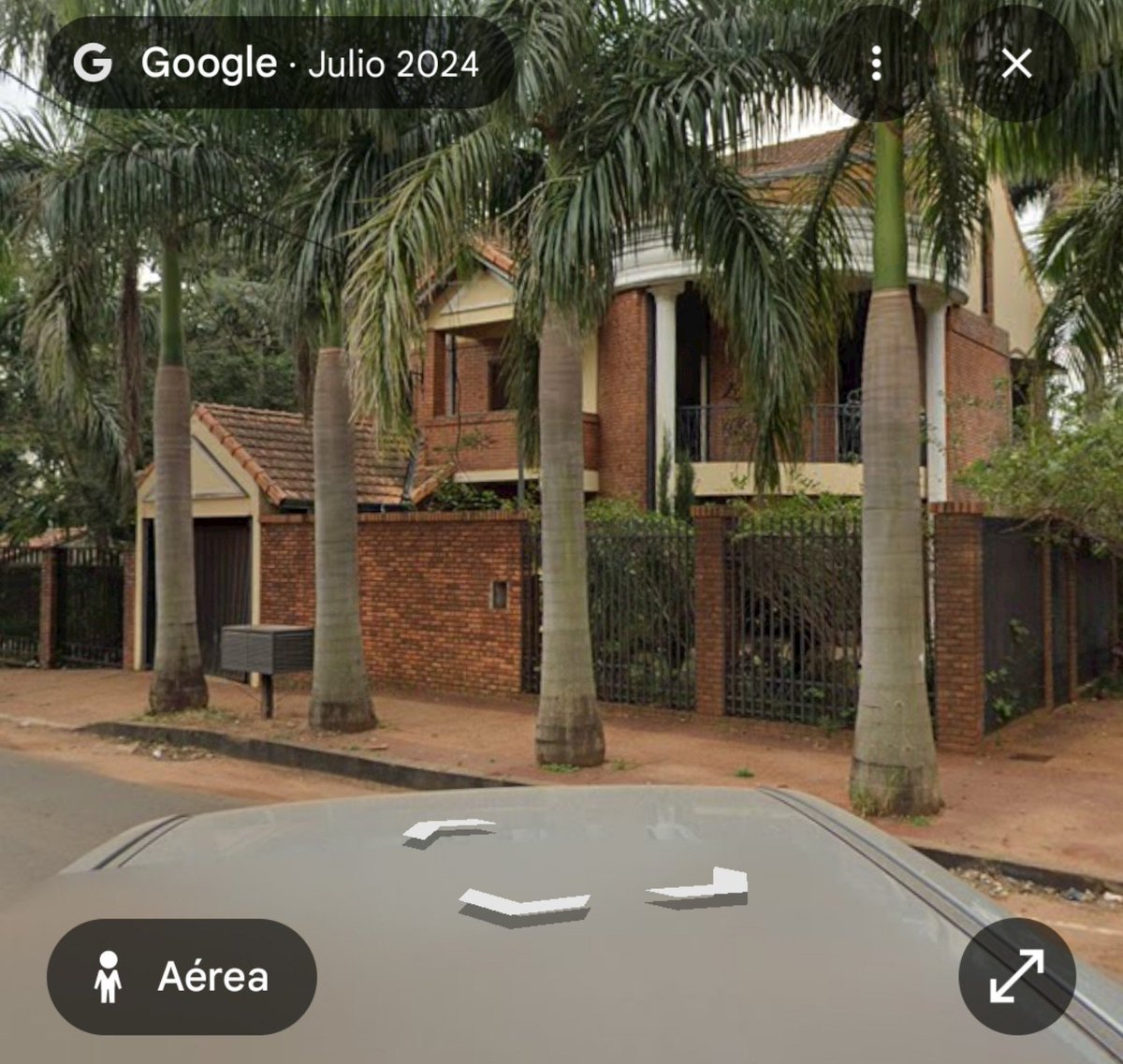 TheOrlandini's tweet photo. Dato curioso en Google Maps:

- Las imágenes de Street View, fueron tomadas en 2024. Y desde ese momento, el camioncito blanco y la camioneta bordó permanecen en el mismo lugar hasta hoy. Ambos vehículos están abandonados, al igual que la casa de la izquierda. https://t.co/T2Nbx4BMCt