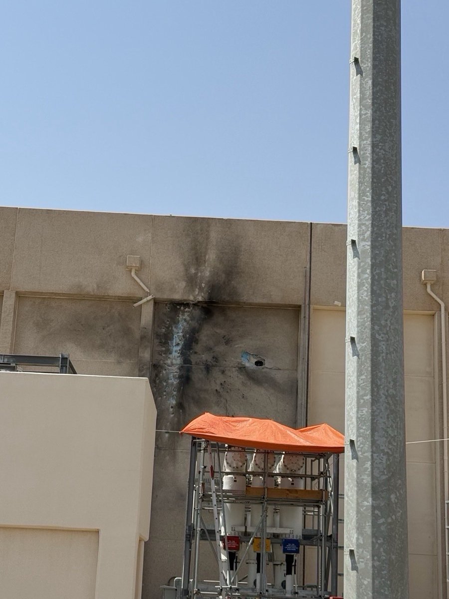 ENAD_Alotaibi's tweet photo. 📌| #التحالف :

استهداف الميليشيا الحوثية الإرهابية لمحطة (طيبة) لتوزيع الكهرباء بمدينة رسوله الكريم (المدينة المنورة).

البيان :

صرح المتحدث الرسمي باسم قوات التحالف "تحالف دعم الشرعية في اليمن" اللواء الركن تركي المالكي بوقوع هجوم إرهابي عند الساعة ( 05:11) فجر يوم الثلاثاء، الموافق 29) سبتمبر (2026م) على محطة (طيبة ) لتوزيع الكهرباء بمدينة رسوله الكريم صلى الله عليه وسلم (المدينة المنورة) ، وقد أثبتت نتائج التحقيق والاستدلال من الجهات المختصة تورط الميليشيا الحوثية الإرهابية بالتخطيط والتنفيذ لهذا العمل الإرهابي الجبان من خلال المراجعة العملياتية وبقايا حطام المسيرة المستخدمة.

وأوضح اللواء المالكي أن العمل الإرهابي تسبب في خروج أحد المحولات عن الخدمة دون تأثر الشبكة الكهربائية، كما أن هذا العمل الإرهابي الجبان لاستهداف أحد الأعيان المدنية لتقديم الخدمات الكهربائية للمسجد النبوي الشريف بالمدينة المنورة يأتي امتدادًا لنهج هذه الميليشيا المتطرفة في محاولات استهداف الحرمين الشريفين، و استمرار تعمد استثارة مشاعر ملايين المسلمين حول العالم باستهداف مكة المكرمة والمدينة المنورة.

وأكد اللواء المالكي استمرار التحالف في اتخاذ وتنفيذ الإجراءات الكفيلة بردع الميليشيا الحوثية الإرهابية؛ بما يضمن حماية الحرمين الشريفين وسلامة ضيوف الرحمن بمكة المكرمة والمدينة المنورة.