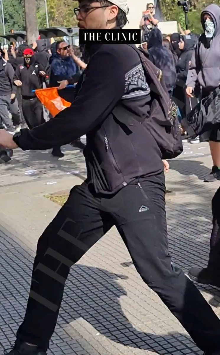 ___Pachi__'s tweet photo. Acá la imagen de unos de los estudiantes zurdos de la confech,  pegandole patadas a estudiantes de la uc que no se sumaron a la marcha. https://t.co/7MHFlys0td