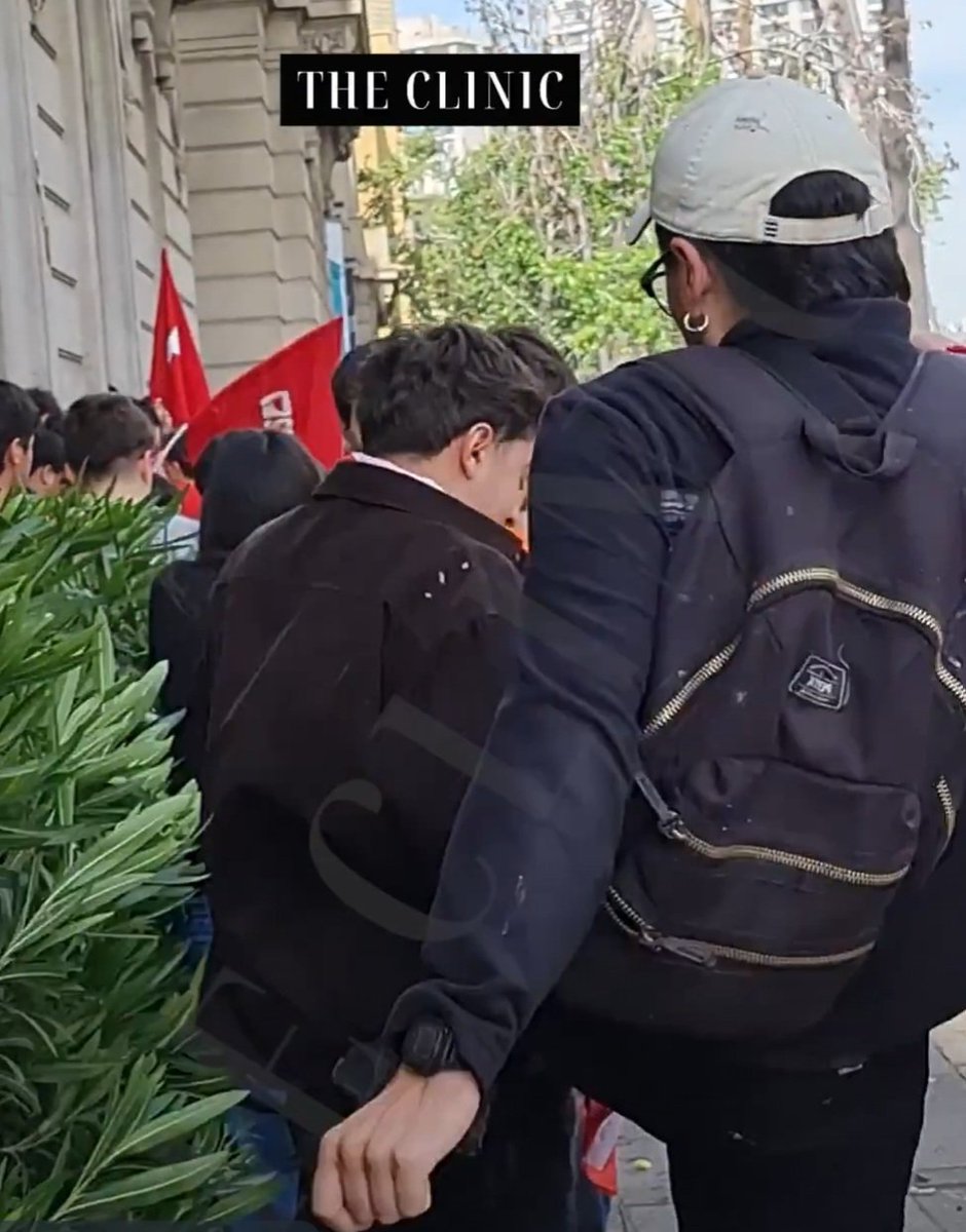 ___Pachi__'s tweet photo. Acá la imagen de unos de los estudiantes zurdos de la confech,  pegandole patadas a estudiantes de la uc que no se sumaron a la marcha. https://t.co/7MHFlys0td
