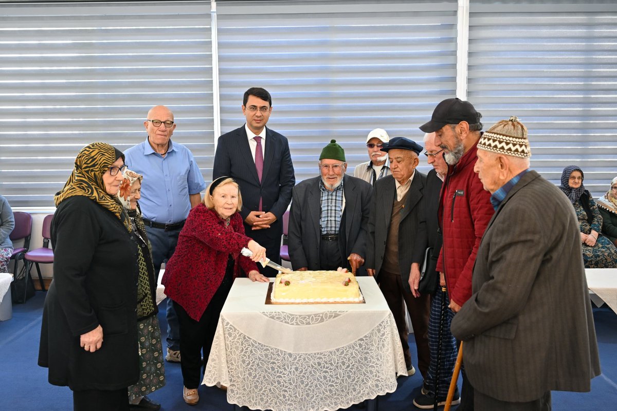 TC_UsakValiligi's tweet photo. Valimiz Dr. Serdar Kartal, 1 Ekim Dünya Yaşlılar Günü dolayısıyla Huzurevi Yaşlı Bakım ve Rehabilitasyon Merkezi’ni ziyaret ederek kıymetli büyüklerimizle bir araya geldi.

Hayatımıza değer katan, bilgi ve tecrübeleriyle yolumuza ışık tutan büyüklerimiz; geçmişimizle geleceğimiz arasındaki en kıymetli bağ, bu toprakların hafızası ve bereketidir. 

Onlara sevgi ve saygıyla sahip çıkmak, gönüllerine dokunmak ve hayatlarını kolaylaştırmak hepimizin ortak sorumluluğudur.

1 Ekim Dünya Yaşlılar Günü’nü kutluyor, tüm büyüklerimize sağlık, huzur ve mutluluk dolu bir ömür diliyoruz.

📍Huzurevi Yaşlı Bakım ve Rehabilitasyon Merkezi