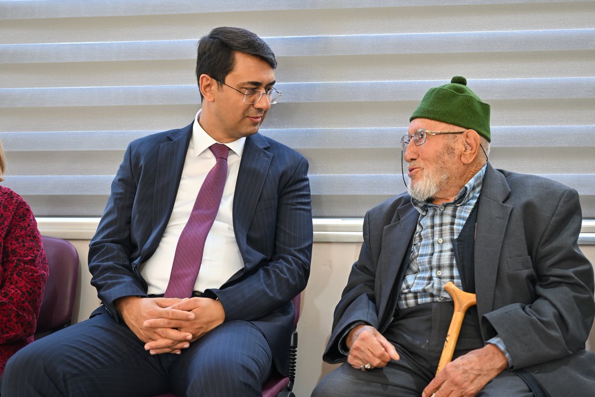TC_UsakValiligi's tweet photo. Valimiz Dr. Serdar Kartal, 1 Ekim Dünya Yaşlılar Günü dolayısıyla Huzurevi Yaşlı Bakım ve Rehabilitasyon Merkezi’ni ziyaret ederek kıymetli büyüklerimizle bir araya geldi.

Hayatımıza değer katan, bilgi ve tecrübeleriyle yolumuza ışık tutan büyüklerimiz; geçmişimizle geleceğimiz arasındaki en kıymetli bağ, bu toprakların hafızası ve bereketidir. 

Onlara sevgi ve saygıyla sahip çıkmak, gönüllerine dokunmak ve hayatlarını kolaylaştırmak hepimizin ortak sorumluluğudur.

1 Ekim Dünya Yaşlılar Günü’nü kutluyor, tüm büyüklerimize sağlık, huzur ve mutluluk dolu bir ömür diliyoruz.

📍Huzurevi Yaşlı Bakım ve Rehabilitasyon Merkezi