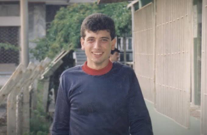 lahzaofficial's tweet photo. Herkes Fatma Betül Sayan Kaya’yı konuşuyor artık bırakın bizler savunmadık dışladık bitti gitti ama şu eski fotoğraftaki kişiyi tanıdınız mı?

Asıl her gün konuşması gereken bu isim. İddianamede 160 milyar TL, 24 milyon $, 95 taşınmaz; 31 milyar TL+ suç geliri, 81 milyar TL kamu zararı ve 39,8 milyar TL’lik başka bir kamu zararı var. Bu kişi tutuklu 

Peki kim bu isim?