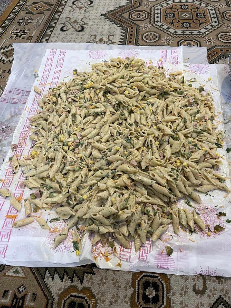 hannaarii's tweet photo. هفته‌ی پیش قرار بود من واسه پنج نفر سالاد ماکارونی درست کنم؛ محاسباتم بهم ریخت.
نتیجه: ده نفر قد گاو ازش خوردیم؛ کلی هم به کارمندهای شهرداری دادیم. https://t.co/dKabojjOmk