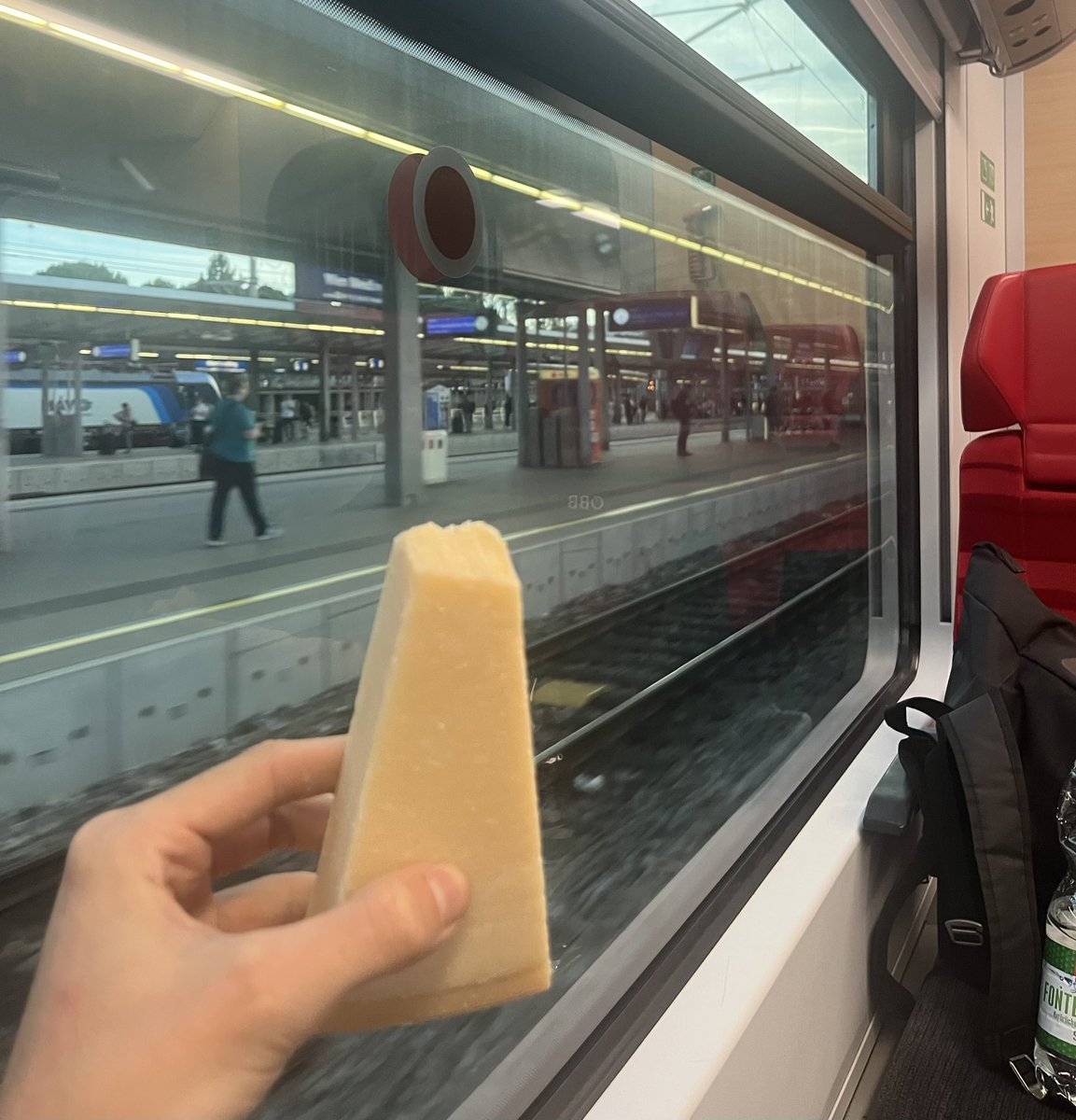 aut_steve's tweet photo. Den Rohmilch Parmesan snacken und dabei auf den Pöbel herabsehen. #peaty https://t.co/4oop8CWf3c
