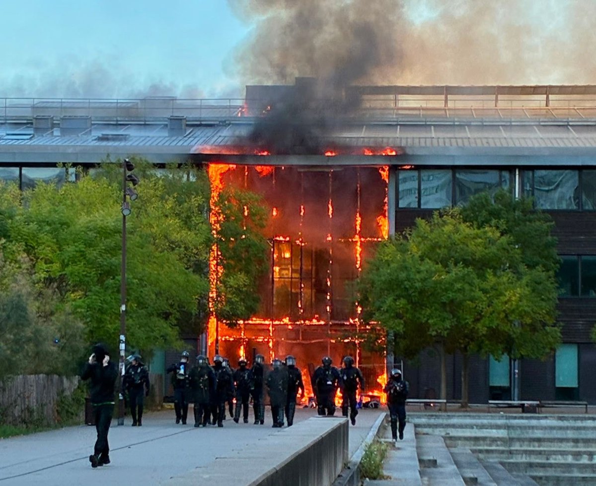 SoeurFoune's tweet photo. Pour protester contre l'état des écoles, les lycéens qui accusent les forces de l'ordre de racisme mettent le feu au lycée tout neuf qui porte le nom de Nelson Mandela. Ils sont aussi cons que les LFI qui les accompagnent ! https://t.co/yTXLwKvKFI