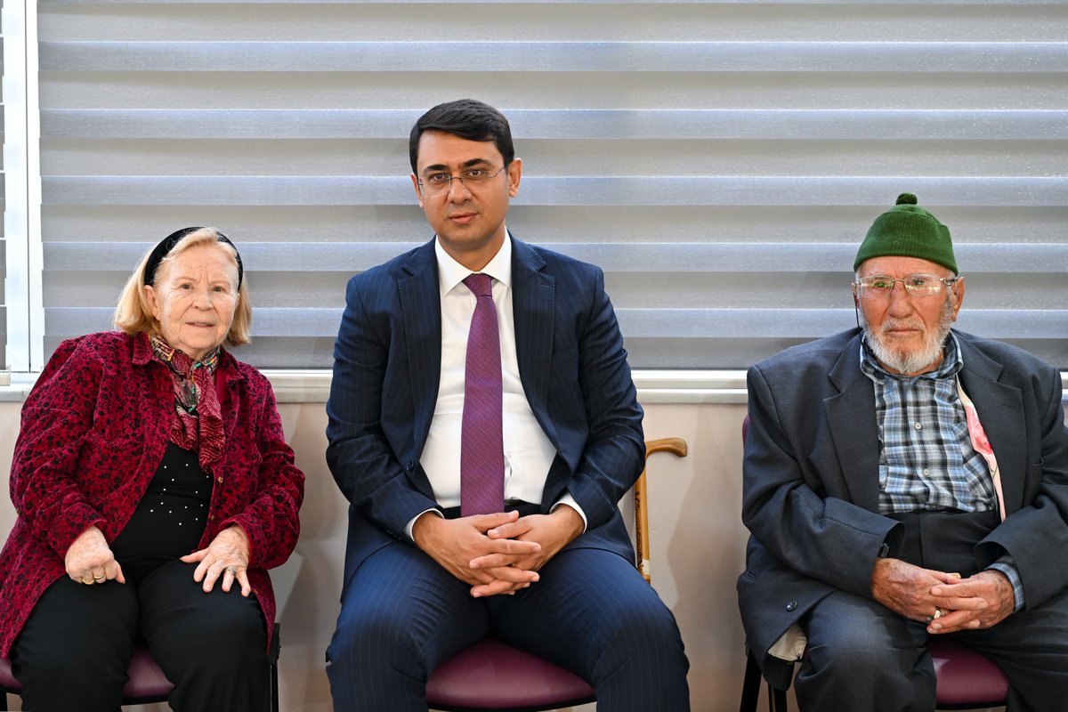 TC_UsakValiligi's tweet photo. Valimiz Dr. Serdar Kartal, 1 Ekim Dünya Yaşlılar Günü dolayısıyla Huzurevi Yaşlı Bakım ve Rehabilitasyon Merkezi’ni ziyaret ederek kıymetli büyüklerimizle bir araya geldi.

Hayatımıza değer katan, bilgi ve tecrübeleriyle yolumuza ışık tutan büyüklerimiz; geçmişimizle geleceğimiz arasındaki en kıymetli bağ, bu toprakların hafızası ve bereketidir. 

Onlara sevgi ve saygıyla sahip çıkmak, gönüllerine dokunmak ve hayatlarını kolaylaştırmak hepimizin ortak sorumluluğudur.

1 Ekim Dünya Yaşlılar Günü’nü kutluyor, tüm büyüklerimize sağlık, huzur ve mutluluk dolu bir ömür diliyoruz.

📍Huzurevi Yaşlı Bakım ve Rehabilitasyon Merkezi